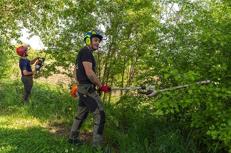 Mitarbeiter von Gartenservice Lindlein bei der Arbeit im Grünen
